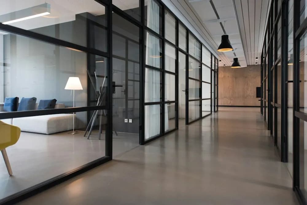 Espace de travail ouvert sur la lumière et la végétation